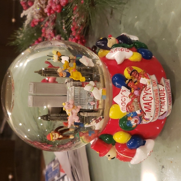 COPY - Macy's Thanksgiving Day  Snow globe - Picture 1 of 6